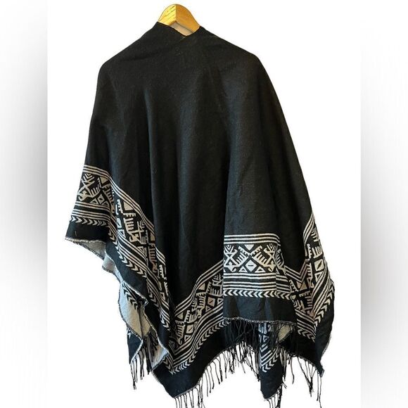 Grey & Cream Printed Fringe Bottom Soft Oversized Wrap Shall One Size - Picture 3 of 5